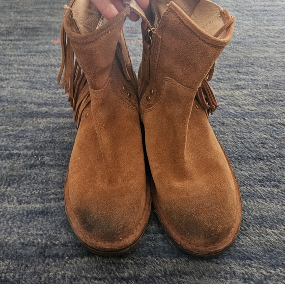 Ugg Layne Boots - Picture 1 of 4
